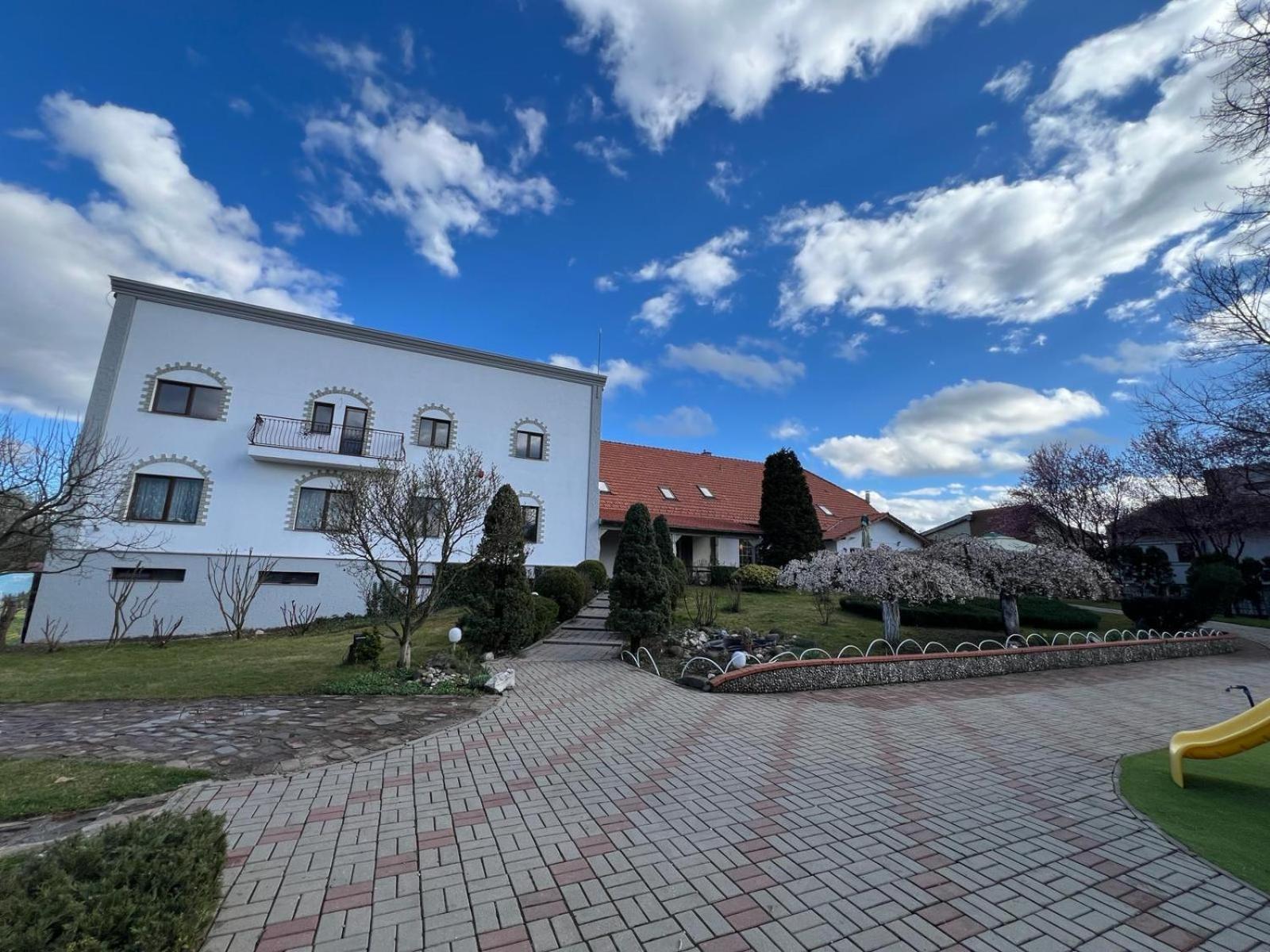 Colina Restaurant & Events Hotel บิสตริซา ภายนอก รูปภาพ