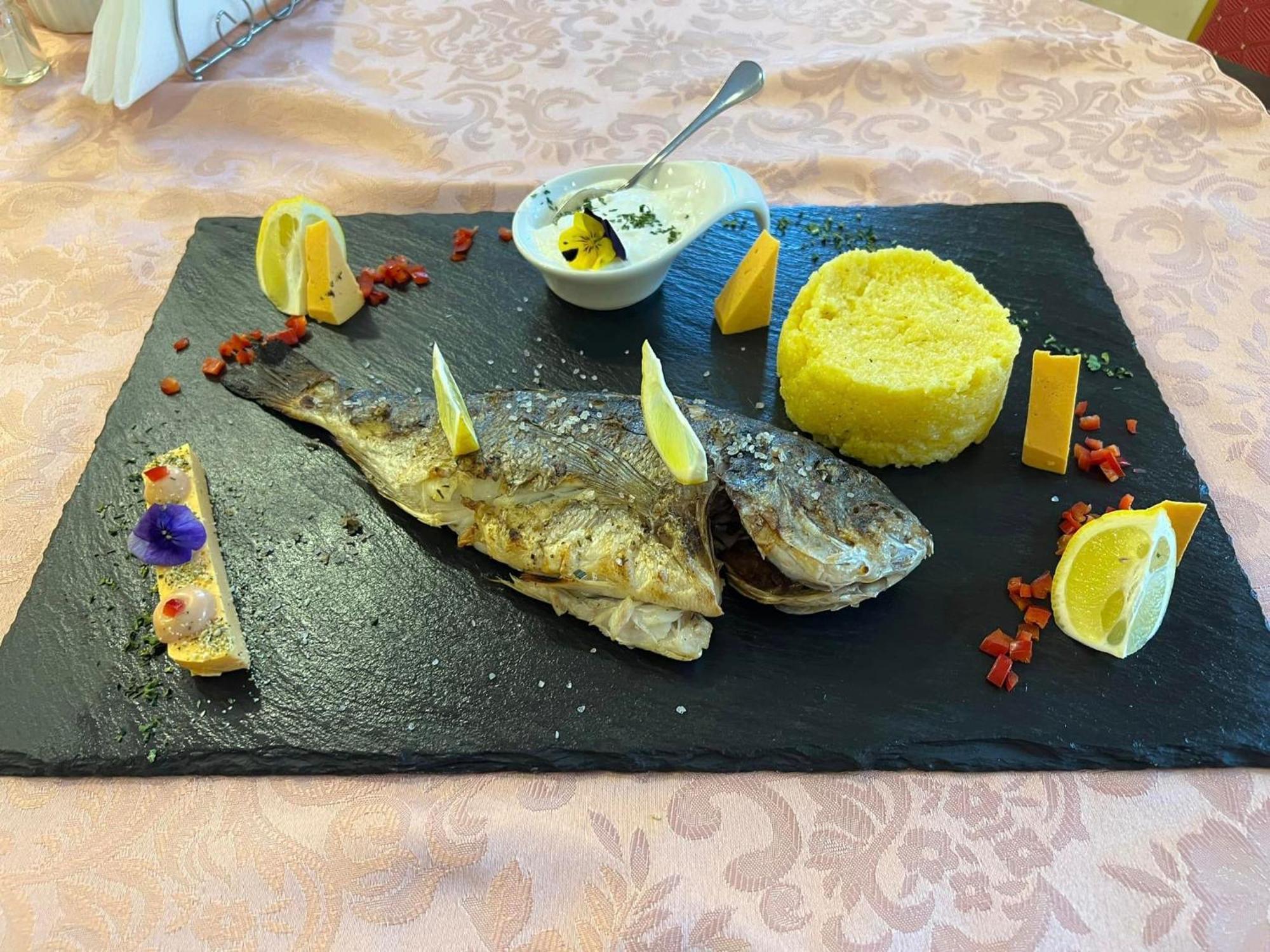 Colina Restaurant & Events Hotel บิสตริซา ภายนอก รูปภาพ